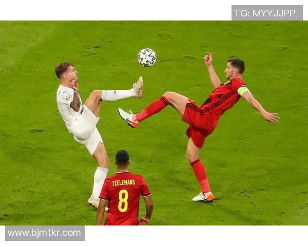 球星足球精彩瞬间：凝聚速度与激情的完美画面展示